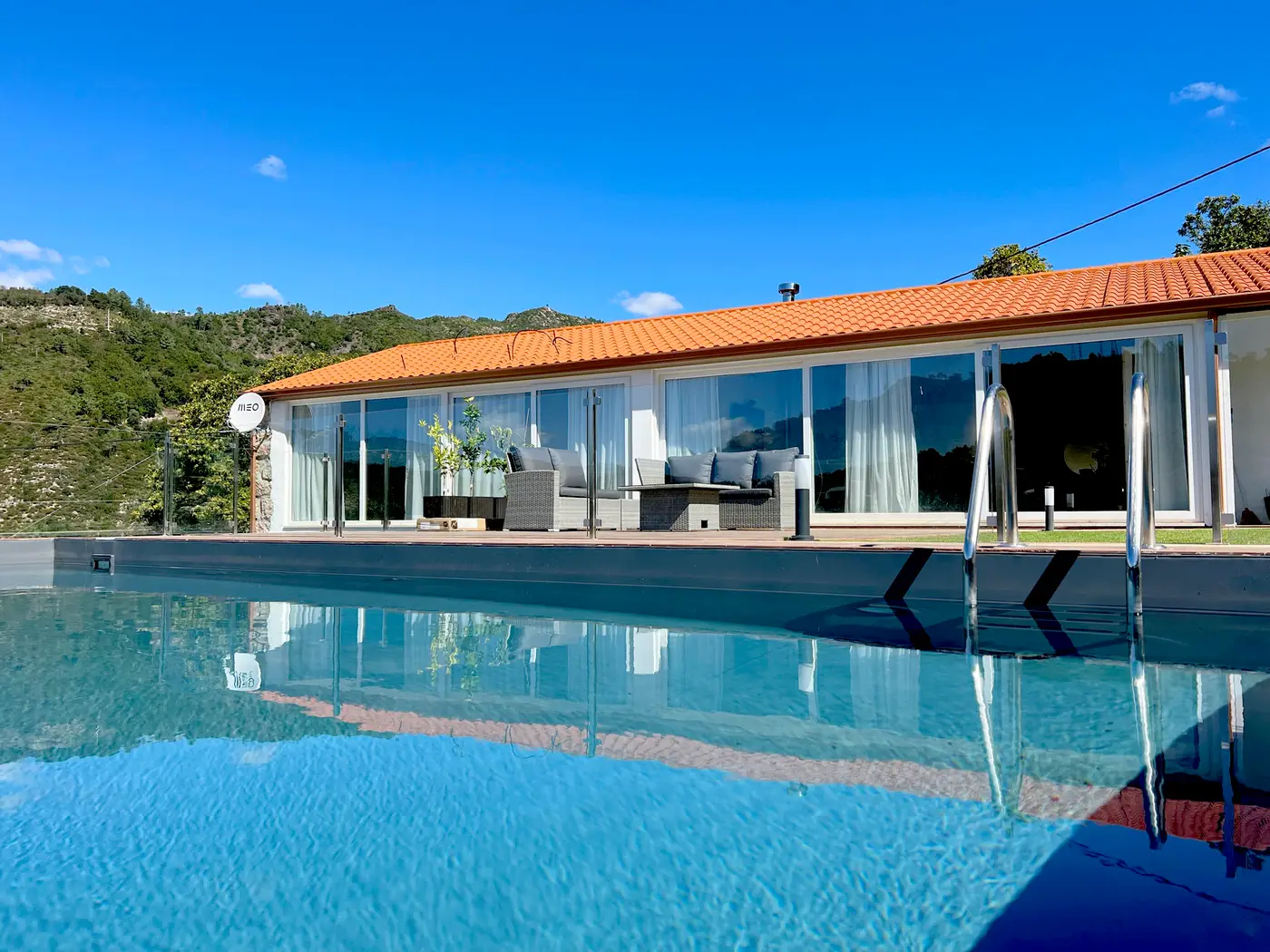 Casas Capela com piscina e relvado