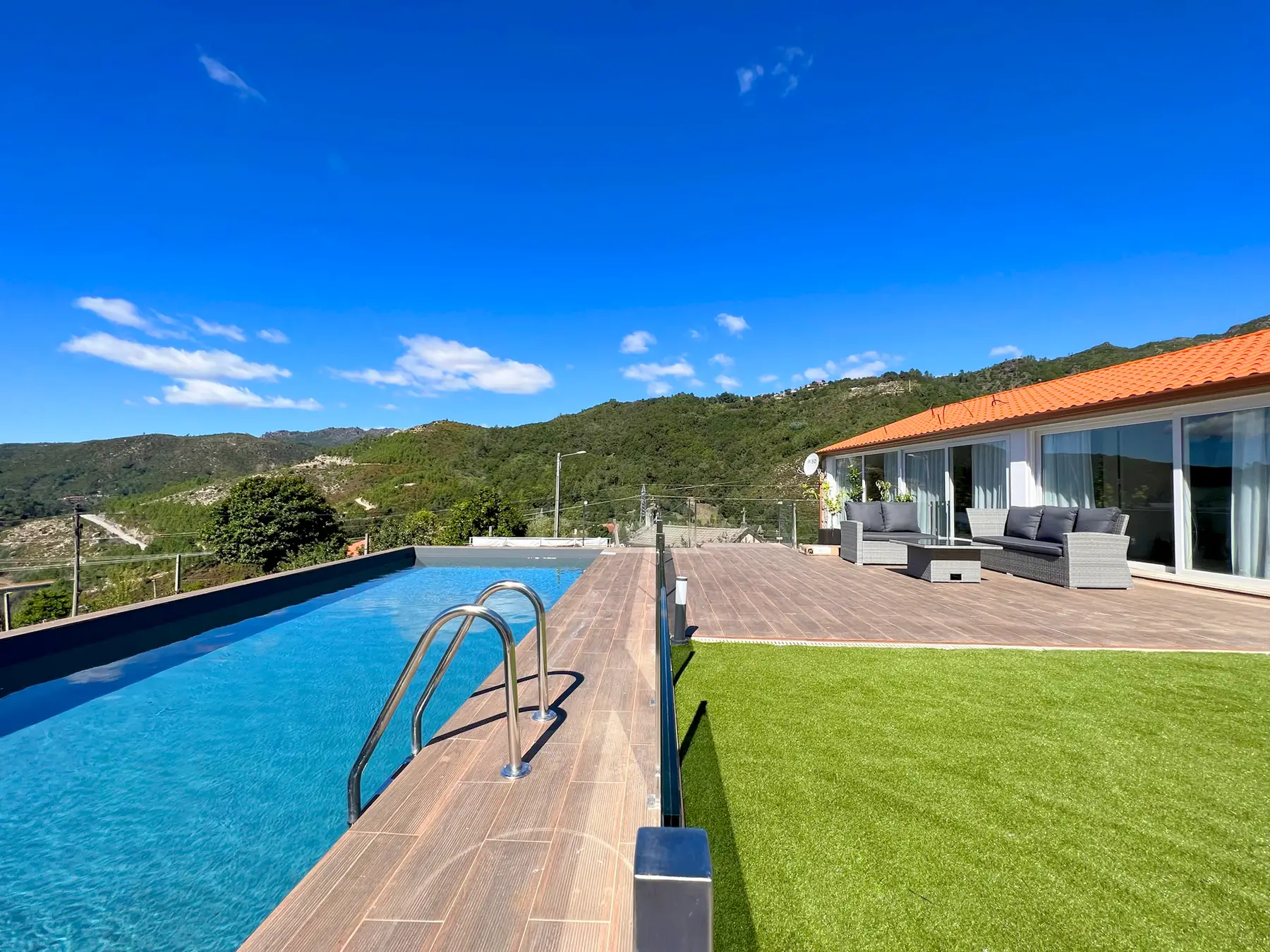Piscina das Casas Capela com a serra do Gerês ao fundo