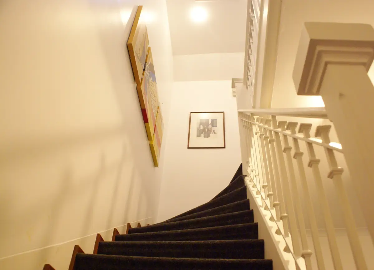 Escada da Guest House com corrimão branco